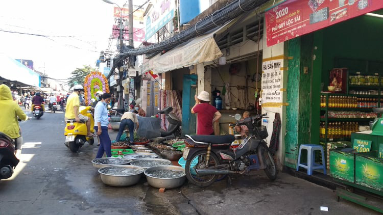 Chợ, siêu thị ở TP HCM đông vui trong 2 ngày nghỉ lễ nhờ giảm giá - Ảnh 5.