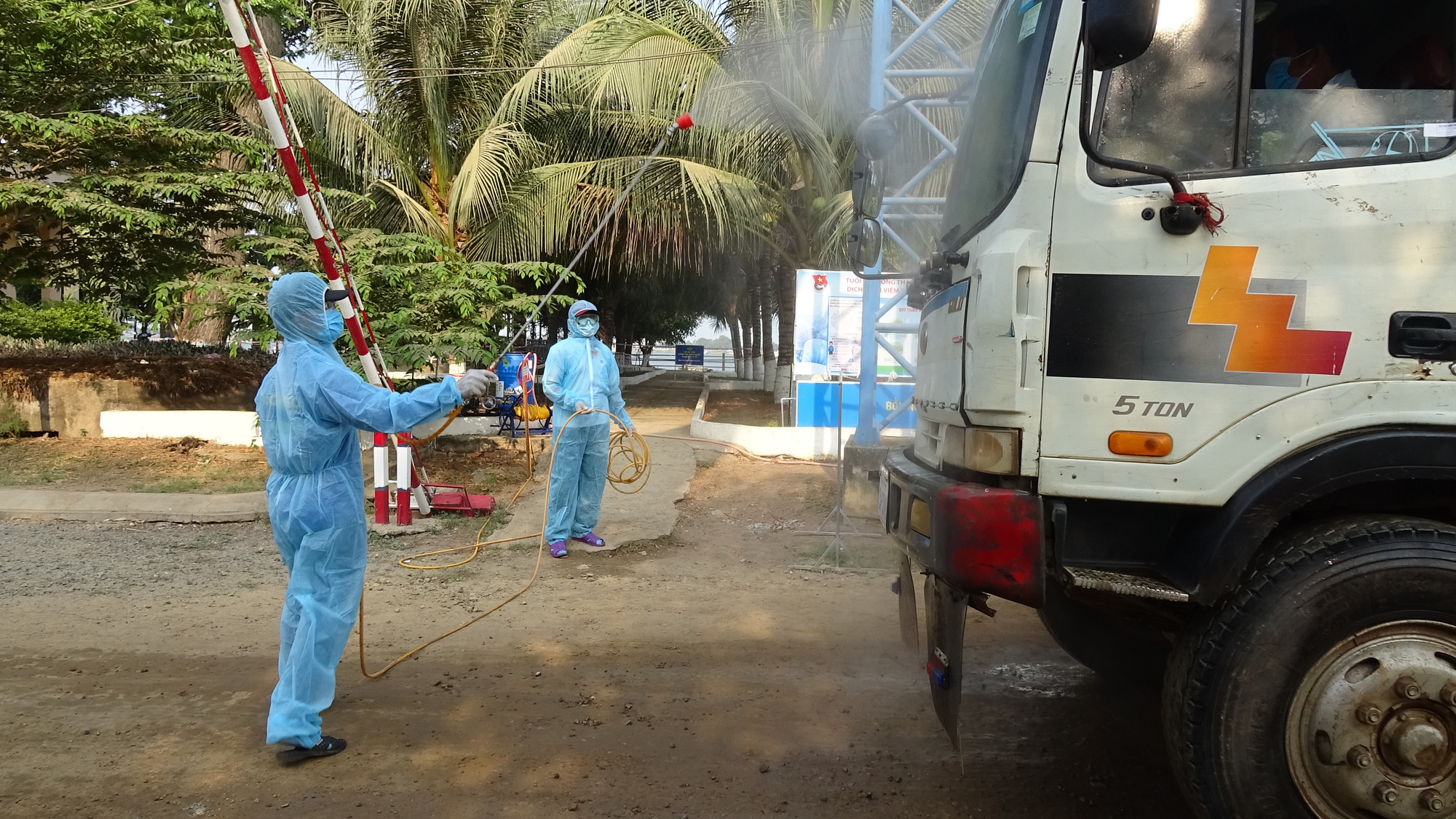 C&aacute;c &ldquo;chiến binh&rdquo; tuyến đầu ph&ograve;ng, chống Covid-19 quyết t&acirc;m kh&ocirc;ng bu&ocirc;ng lỏng tuyến bi&ecirc;n giới - Ảnh 1.