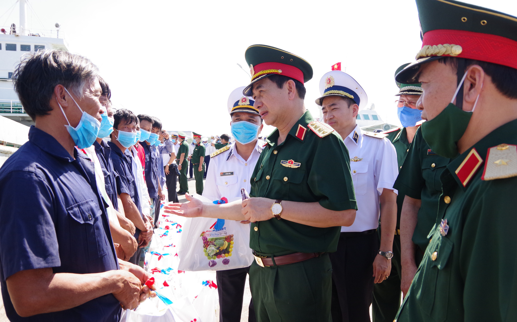 Thứ trưởng Bộ Quốc phòng đón 30 ngư dân gặp nạn trên biển trở về