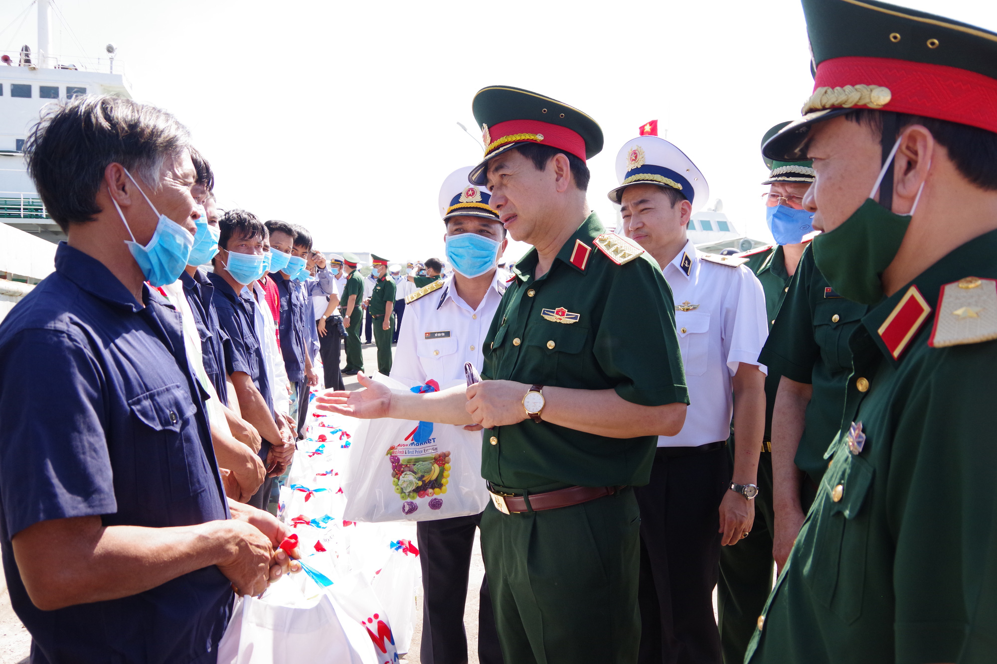 Thứ trưởng Bộ Quốc ph&ograve;ng đ&oacute;n 30 ngư d&acirc;n gặp nạn tr&ecirc;n biển trở về - Ảnh 3.