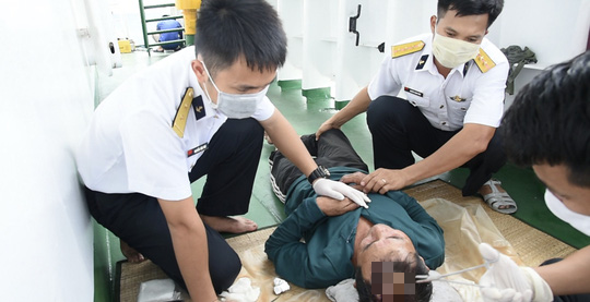 Thứ trưởng Bộ Quốc ph&ograve;ng đ&oacute;n 30 ngư d&acirc;n gặp nạn tr&ecirc;n biển trở về - Ảnh 4.