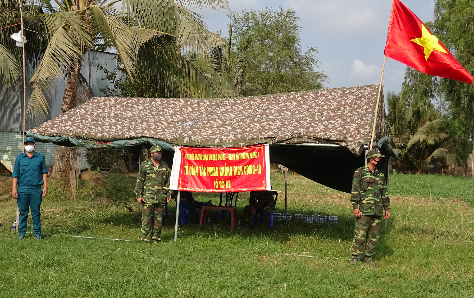 C&aacute;c &ldquo;chiến binh&rdquo; tuyến đầu ph&ograve;ng, chống Covid-19 quyết t&acirc;m kh&ocirc;ng bu&ocirc;ng lỏng tuyến bi&ecirc;n giới - Ảnh 4.