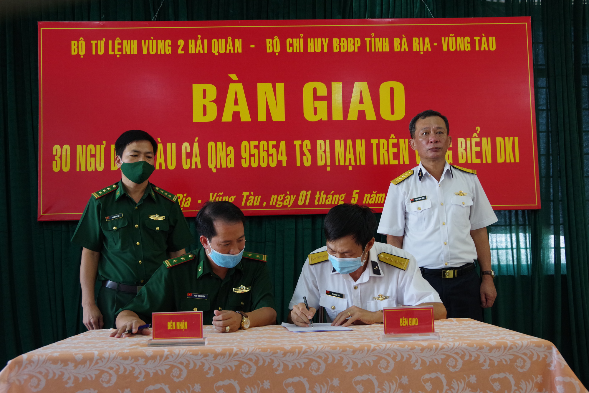 Thứ trưởng Bộ Quốc ph&ograve;ng đ&oacute;n 30 ngư d&acirc;n gặp nạn tr&ecirc;n biển trở về - Ảnh 2.