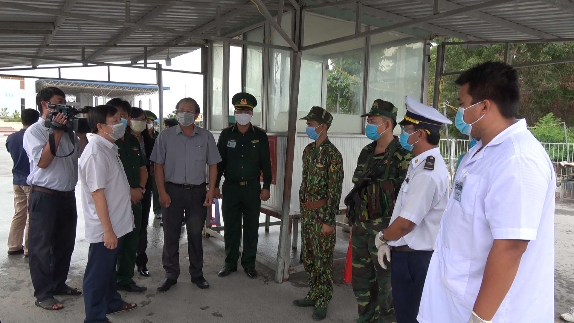 C&aacute;c &ldquo;chiến binh&rdquo; tuyến đầu ph&ograve;ng, chống Covid-19 quyết t&acirc;m kh&ocirc;ng bu&ocirc;ng lỏng tuyến bi&ecirc;n giới - Ảnh 7.