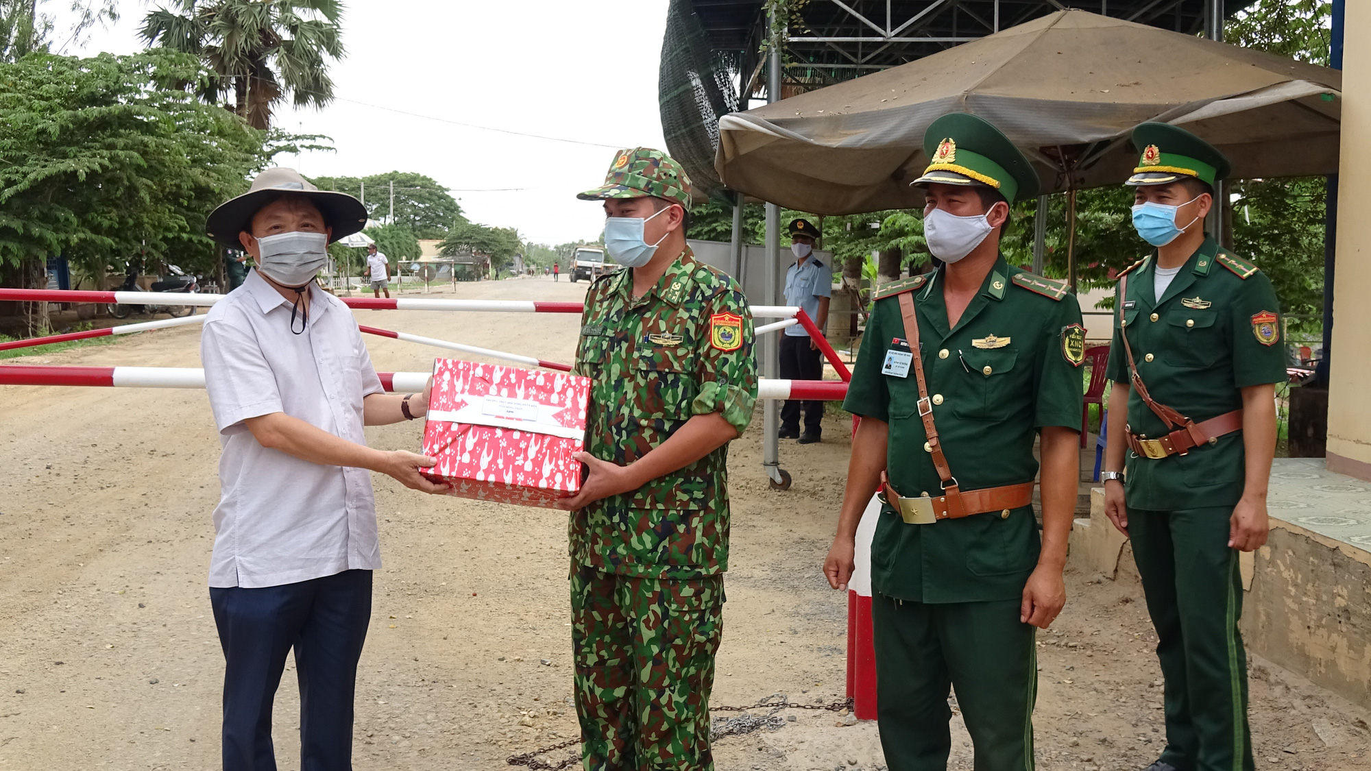 C&aacute;c &ldquo;chiến binh&rdquo; tuyến đầu ph&ograve;ng, chống Covid-19 quyết t&acirc;m kh&ocirc;ng bu&ocirc;ng lỏng tuyến bi&ecirc;n giới - Ảnh 8.