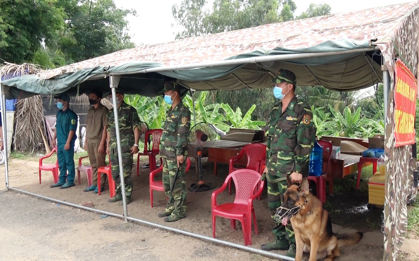 C&aacute;c &ldquo;chiến binh&rdquo; tuyến đầu ph&ograve;ng, chống Covid-19 quyết t&acirc;m kh&ocirc;ng bu&ocirc;ng lỏng tuyến bi&ecirc;n giới - Ảnh 5.