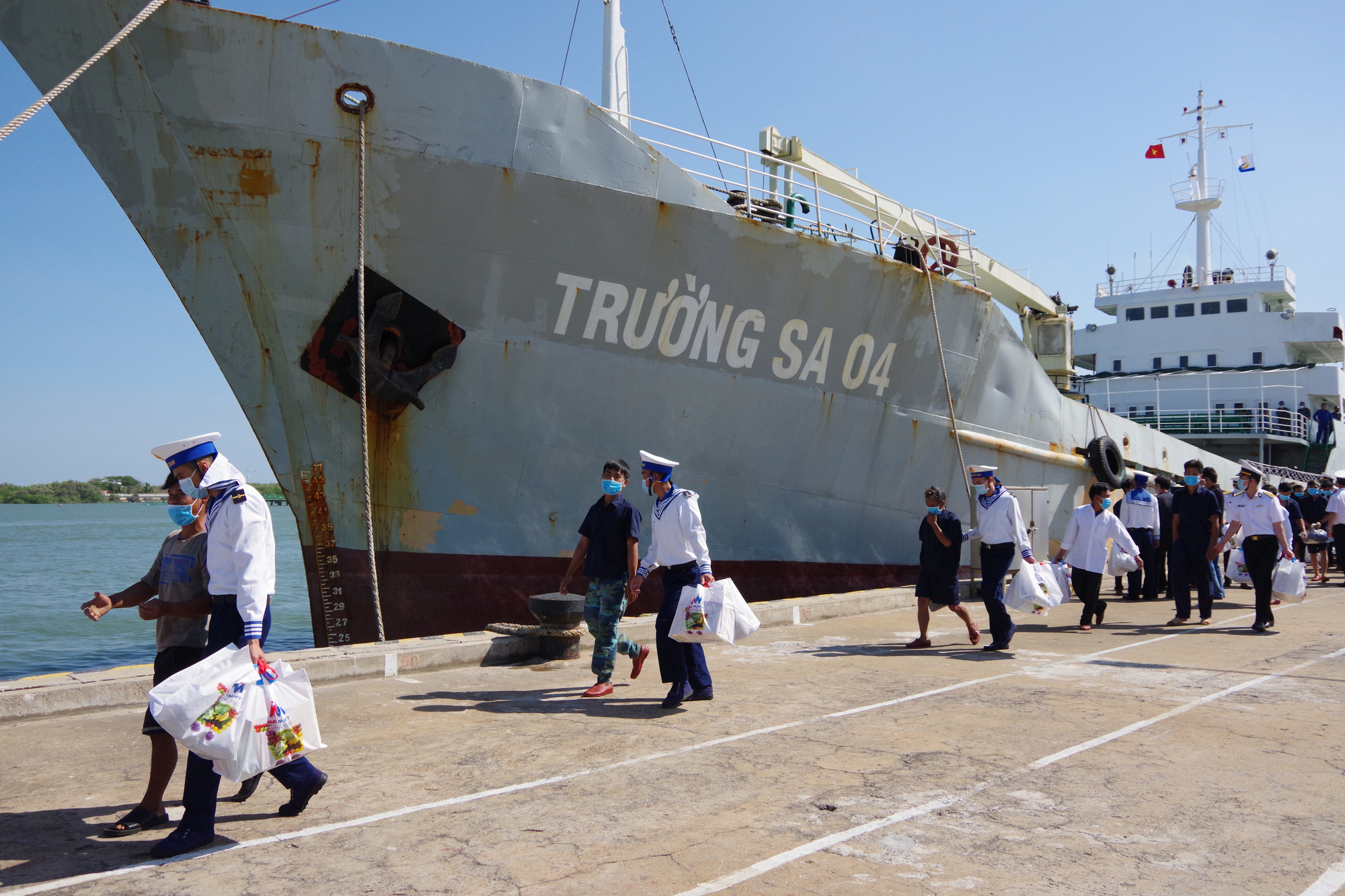 Thứ trưởng Bộ Quốc ph&ograve;ng đ&oacute;n 30 ngư d&acirc;n gặp nạn tr&ecirc;n biển trở về - Ảnh 1.