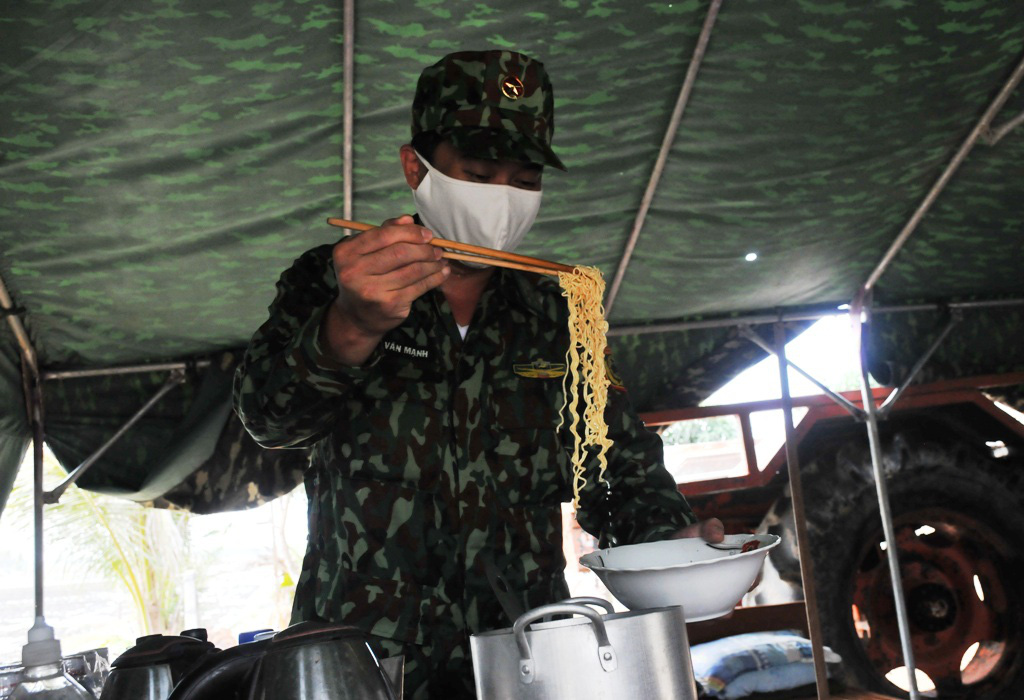 C&aacute;c &ldquo;chiến binh&rdquo; tuyến đầu ph&ograve;ng, chống Covid-19 quyết t&acirc;m kh&ocirc;ng bu&ocirc;ng lỏng tuyến bi&ecirc;n giới - Ảnh 11.