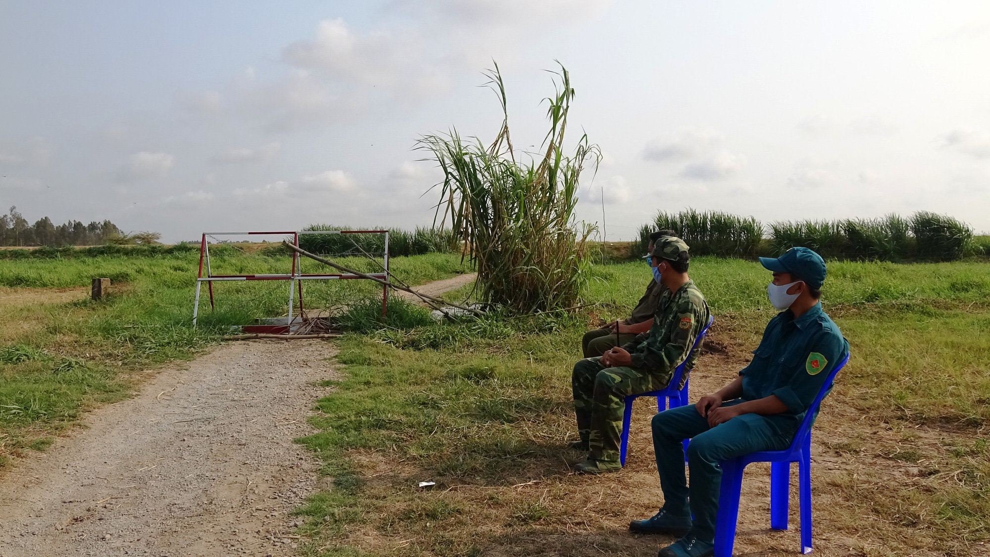 C&aacute;c &ldquo;chiến binh&rdquo; tuyến đầu ph&ograve;ng, chống Covid-19 quyết t&acirc;m kh&ocirc;ng bu&ocirc;ng lỏng tuyến bi&ecirc;n giới - Ảnh 12.