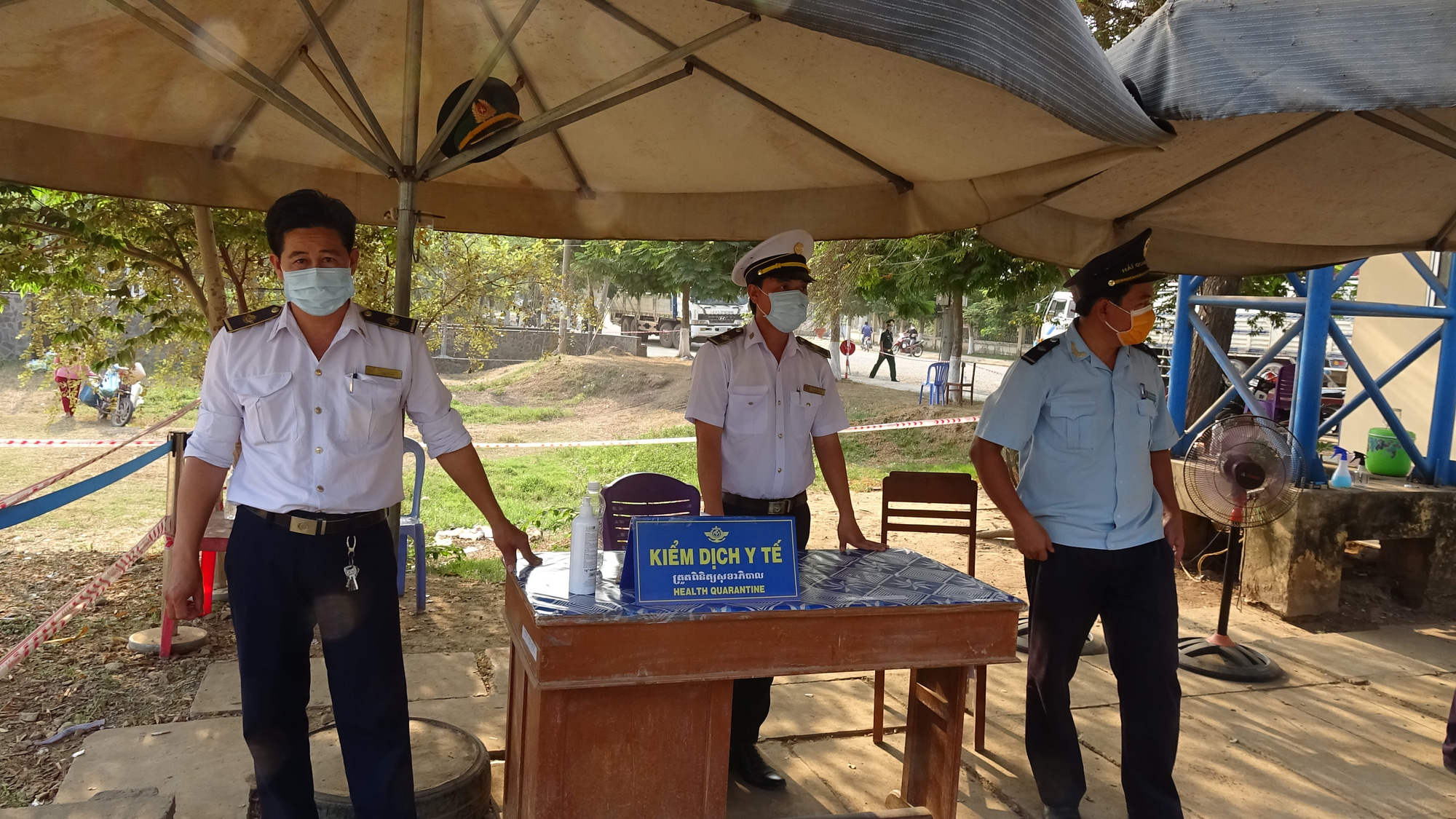 C&aacute;c &ldquo;chiến binh&rdquo; tuyến đầu ph&ograve;ng, chống Covid-19 quyết t&acirc;m kh&ocirc;ng bu&ocirc;ng lỏng tuyến bi&ecirc;n giới - Ảnh 13.