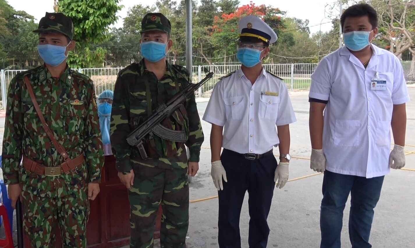 C&aacute;c &ldquo;chiến binh&rdquo; tuyến đầu ph&ograve;ng, chống Covid-19 quyết t&acirc;m kh&ocirc;ng bu&ocirc;ng lỏng tuyến bi&ecirc;n giới - Ảnh 14.