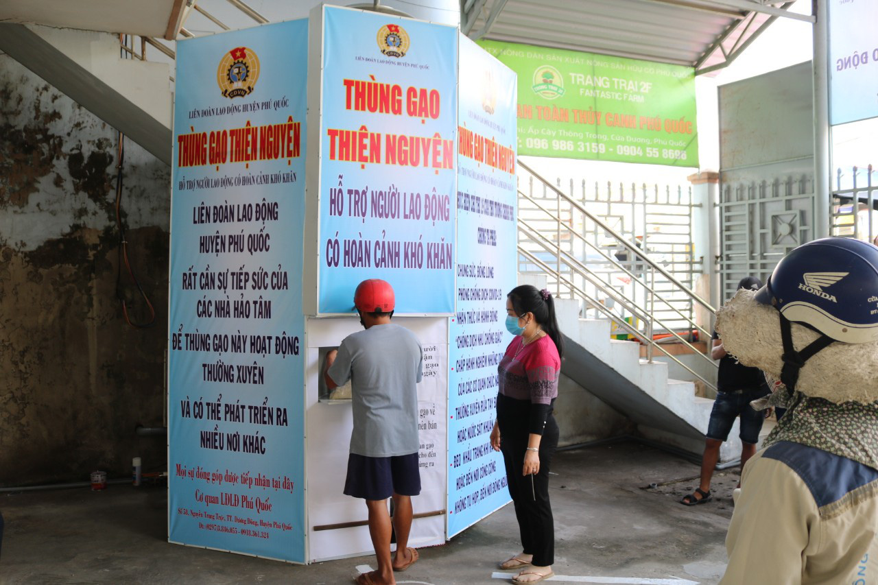 LĐLĐ huyện Ph&uacute; Quốc khởi động th&ugrave;ng gạo nghĩa t&igrave;nh tặng người ngh&egrave;o - Ảnh 7.