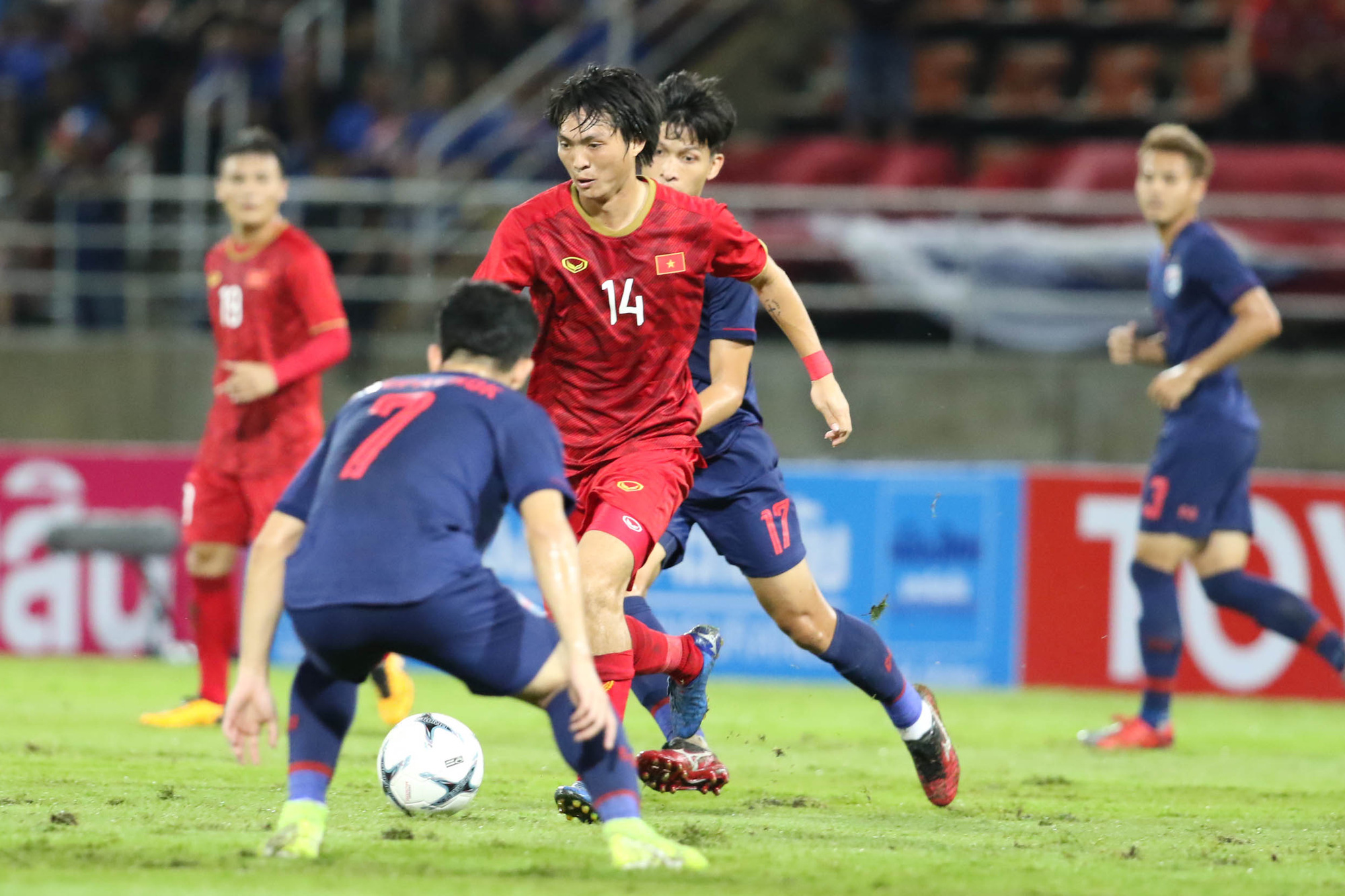 Tuyển Việt Nam nuôi mộng World Cup, còn người Thái Lan làm lại từ AFF Cup
