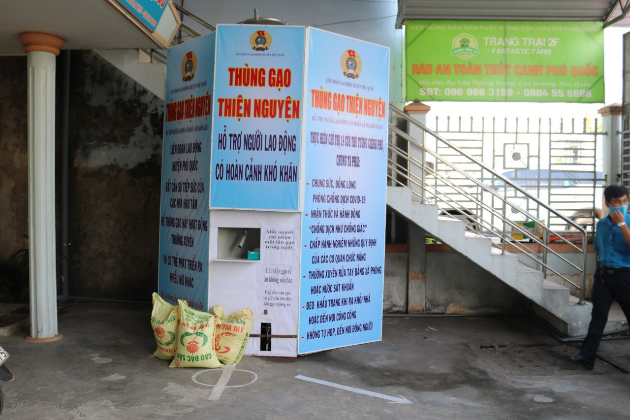 LĐLĐ huyện Ph&uacute; Quốc khởi động th&ugrave;ng gạo nghĩa t&igrave;nh tặng người ngh&egrave;o - Ảnh 8.