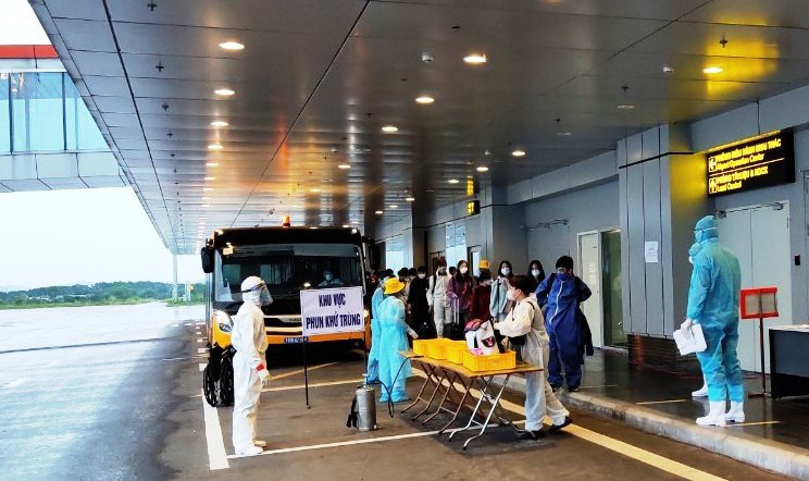 276 người Việt từ Canada về nước tại sân bay Vân Đồn - Ảnh 11.