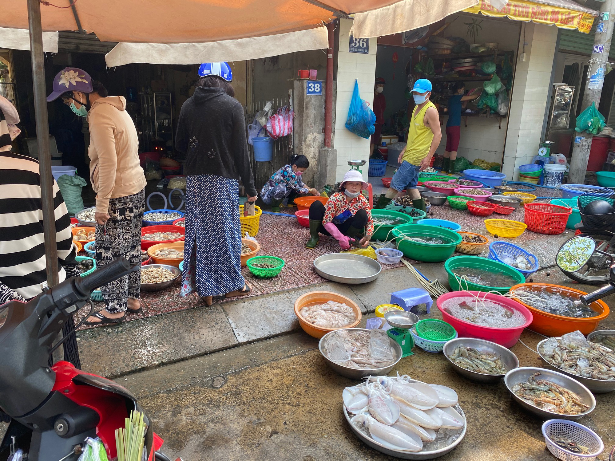 Cuối tuần, chợ thưa thớt, nhiều mặt h&agrave;ng giảm gi&aacute; - Ảnh 1.