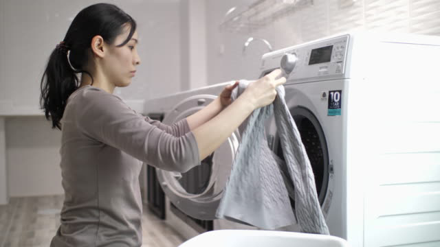 Con trai giặt đồ cho vợ, mẹ x&oacute;t! - Ảnh 2.