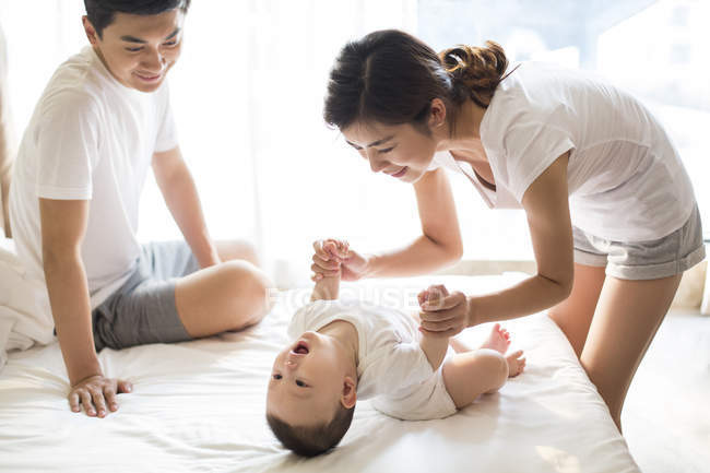 Vợ bỗng thích khủng bố chồng bằng tin tức