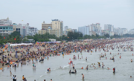 Hàng vạn du khách đổ về Đồ Sơn, Sầm Sơn trong 2 ngày đầu nghỉ lễ - Ảnh 9.
