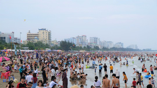 Hàng vạn du khách đổ về Đồ Sơn, Sầm Sơn trong 2 ngày đầu nghỉ lễ - Ảnh 12.