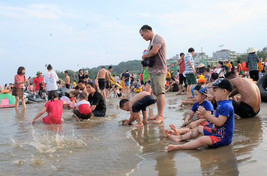 Hàng vạn du khách đổ về Đồ Sơn, Sầm Sơn trong 2 ngày đầu nghỉ lễ - Ảnh 14.