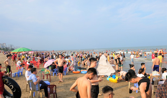 Hàng vạn du khách đổ về Đồ Sơn, Sầm Sơn trong 2 ngày đầu nghỉ lễ - Ảnh 16.