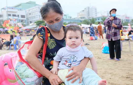 Hàng vạn du khách đổ về Đồ Sơn, Sầm Sơn trong 2 ngày đầu nghỉ lễ - Ảnh 18.
