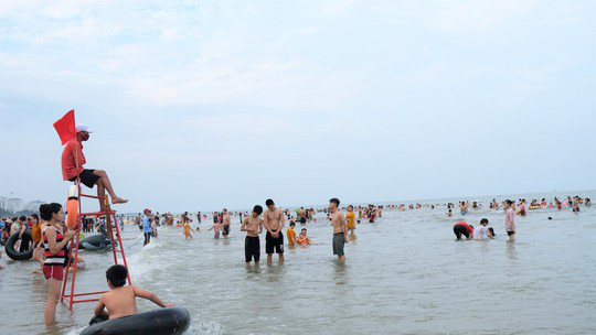 Hàng vạn du khách đổ về Đồ Sơn, Sầm Sơn trong 2 ngày đầu nghỉ lễ - Ảnh 19.