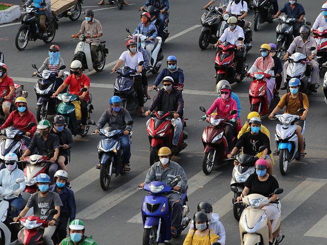 Xe máy bật đèn ban ngày để làm gì?!