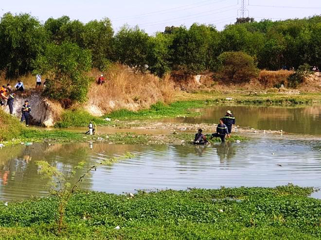 Về giỗ bố, quặn lòng khi thấy mẹ chết dưới hồ nước