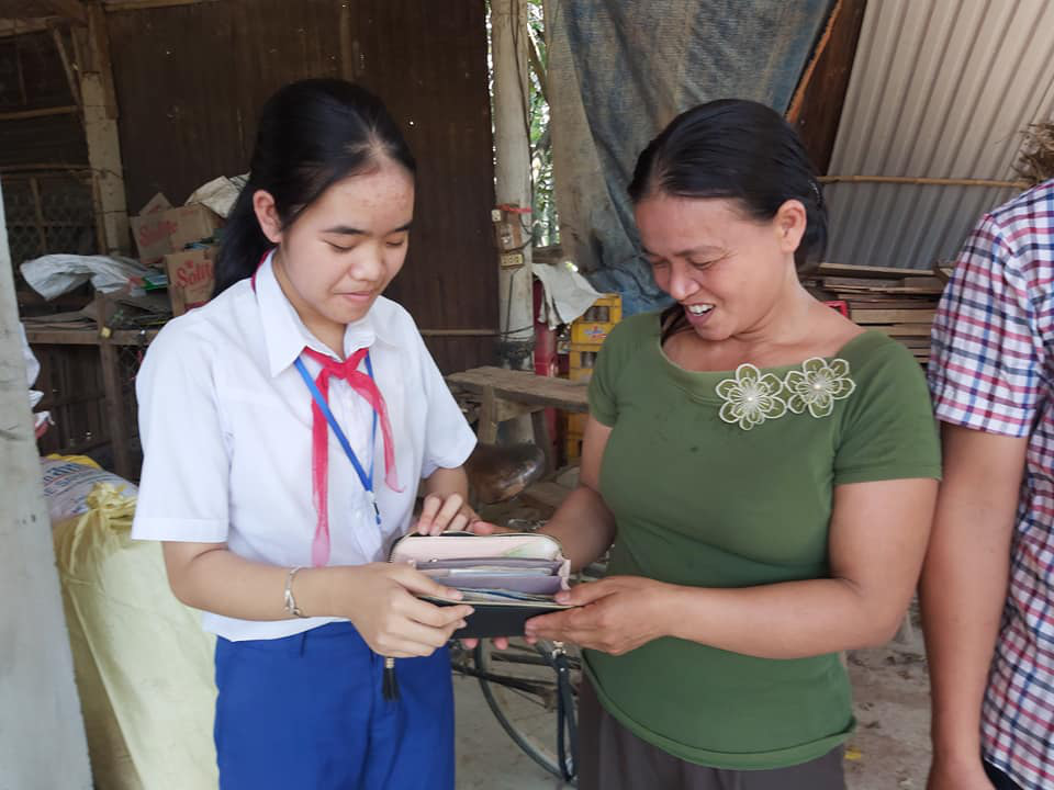 Nữ sinh nhà nghèo trả lại ví chứa 30 triệu đồng nhặt được