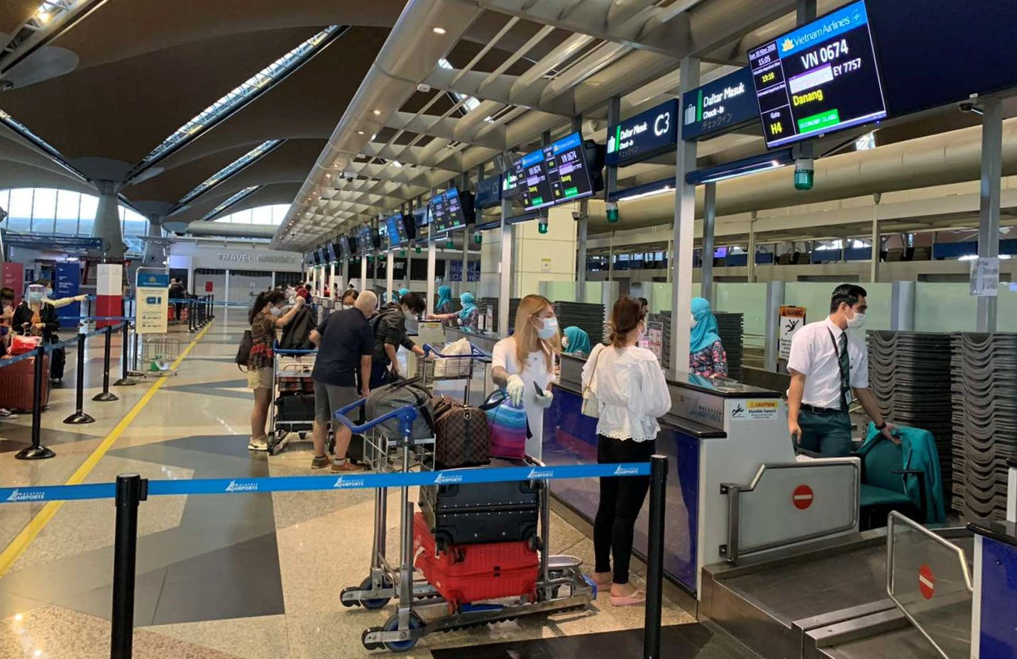 Hơn 270 c&ocirc;ng d&acirc;n Việt Nam từ Malaysia về s&acirc;n bay Đ&agrave; Nẵng - Ảnh 3.