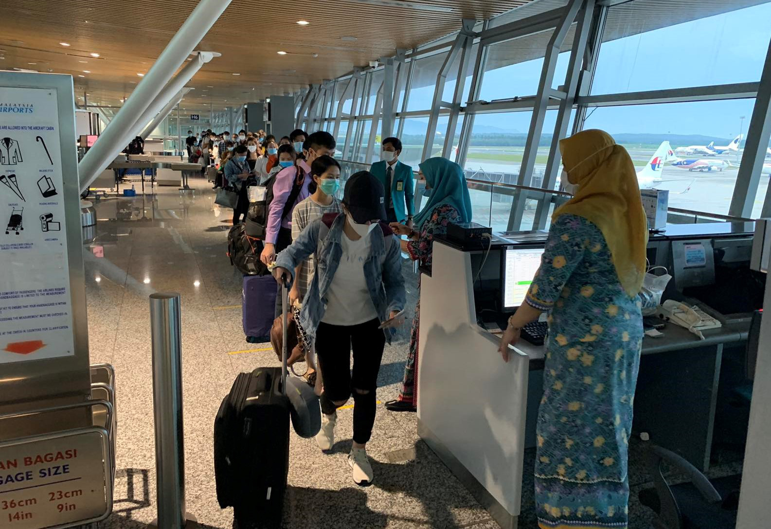 Hơn 270 c&ocirc;ng d&acirc;n Việt Nam từ Malaysia về s&acirc;n bay Đ&agrave; Nẵng - Ảnh 8.
