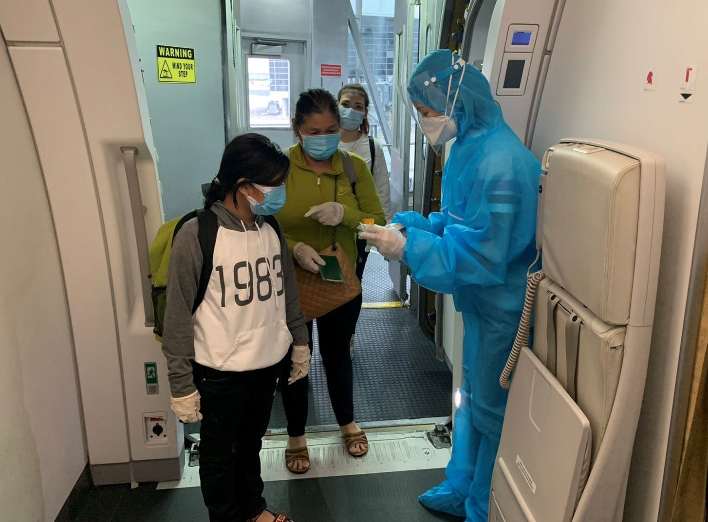 Hơn 270 c&ocirc;ng d&acirc;n Việt Nam từ Malaysia về s&acirc;n bay Đ&agrave; Nẵng - Ảnh 9.