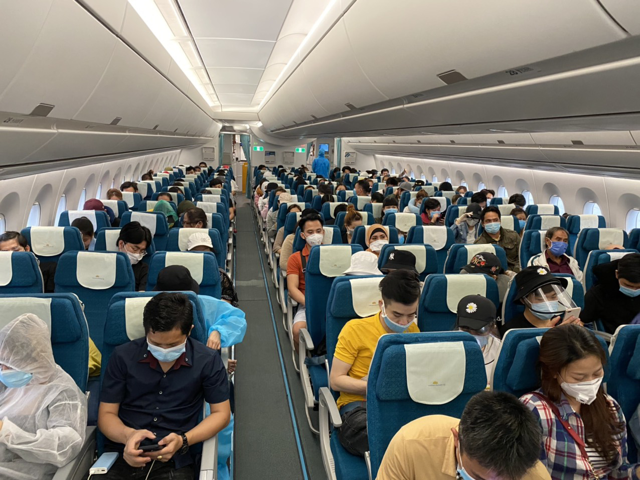 Hơn 270 công dân Việt Nam từ Malaysia về sân bay Đà Nẵng