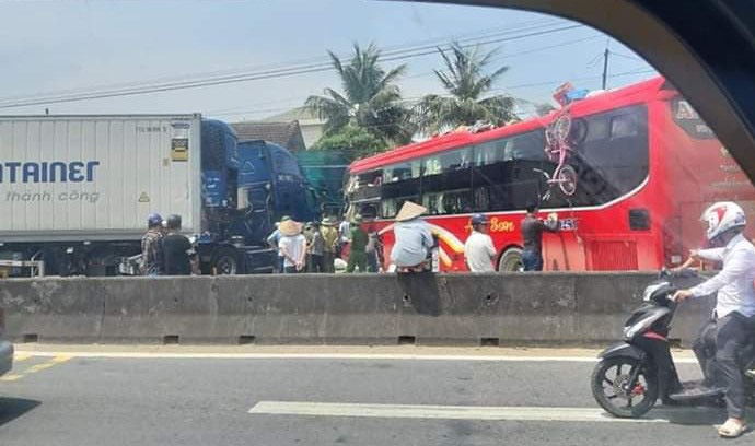 Hai ôtô đấu đầu, người phụ nữ đứng ở trạm xe buýt tử vong tại chỗ - Ảnh 2.