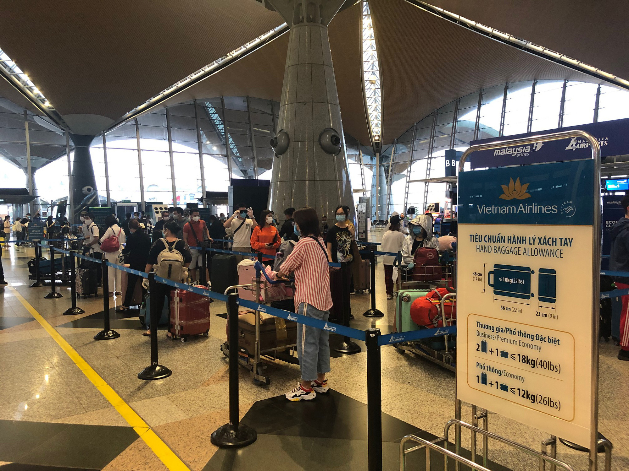 Hơn 270 c&ocirc;ng d&acirc;n Việt Nam từ Malaysia về s&acirc;n bay Đ&agrave; Nẵng - Ảnh 4.
