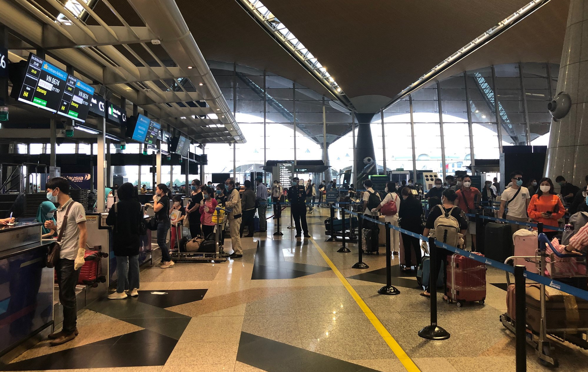 Hơn 270 c&ocirc;ng d&acirc;n Việt Nam từ Malaysia về s&acirc;n bay Đ&agrave; Nẵng - Ảnh 5.