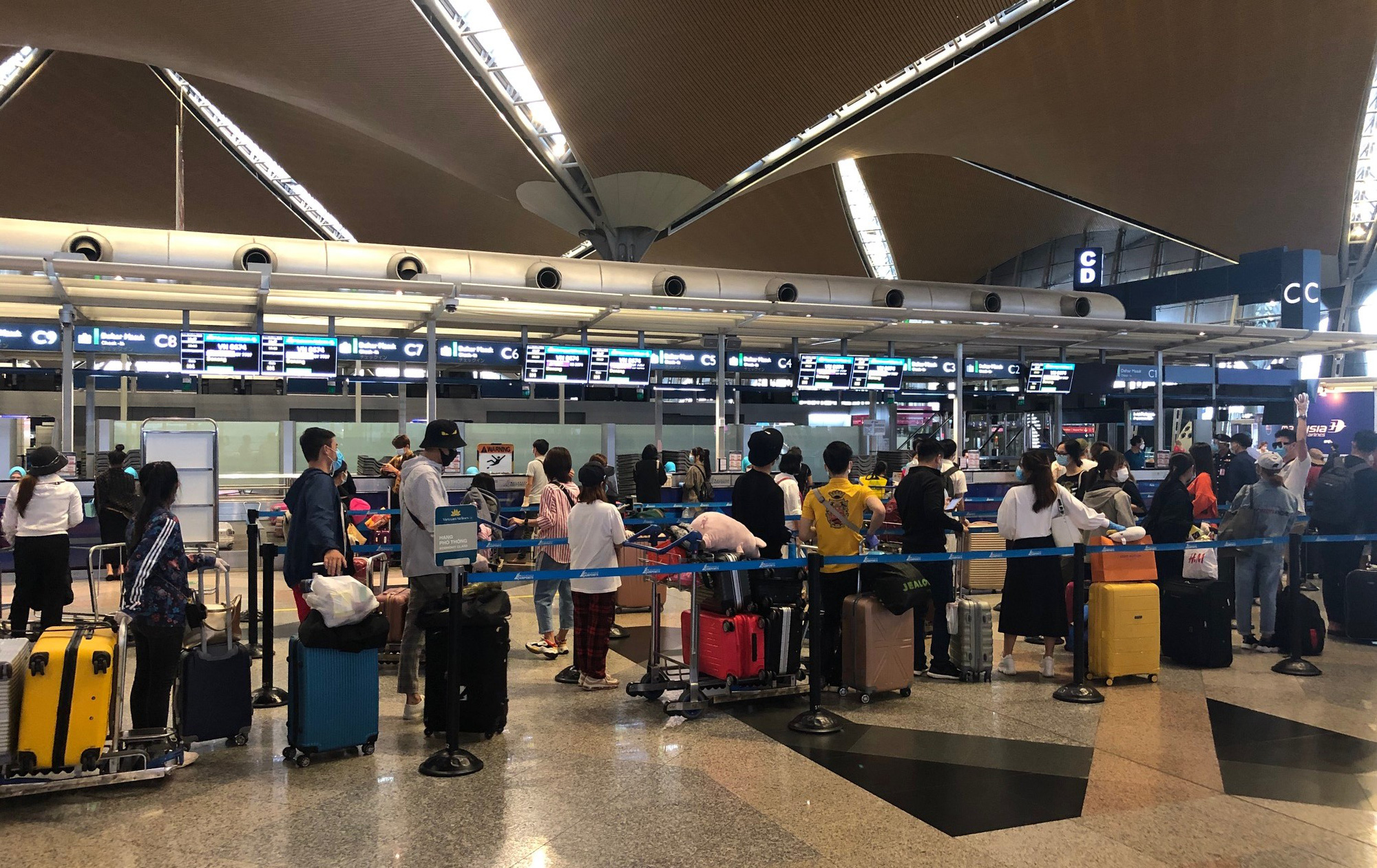 Hơn 270 c&ocirc;ng d&acirc;n Việt Nam từ Malaysia về s&acirc;n bay Đ&agrave; Nẵng - Ảnh 6.