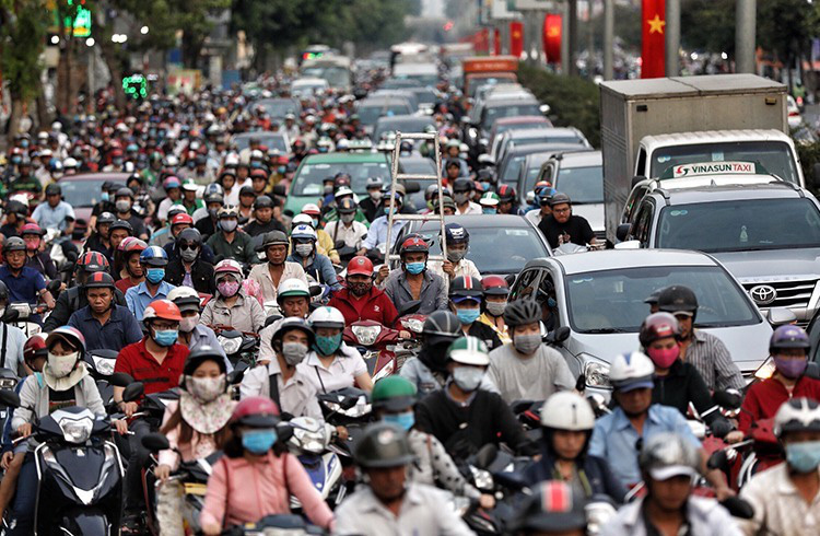 Xe m&aacute;y bật đ&egrave;n ban ng&agrave;y để l&agrave;m g&igrave;?! - Ảnh 1.