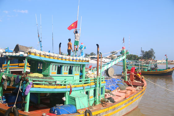 Động viên ngư dân bám biển sản xuất