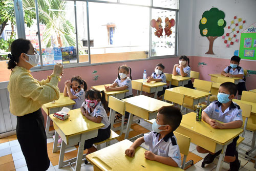 Trở lại trường, học sinh "đua nước rút"