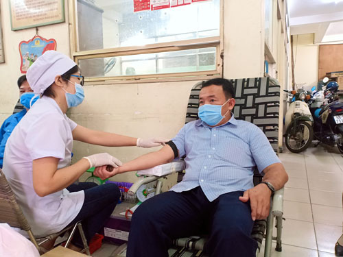 CNVC-LĐ hiến máu cứu người - Ảnh 1.