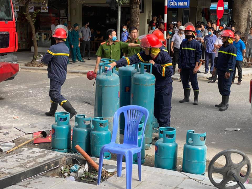 Nổ b&igrave;nh gas tại nh&agrave; h&agrave;ng g&agrave; r&aacute;n Bonchon, nhiều người bị thương - Ảnh 3.