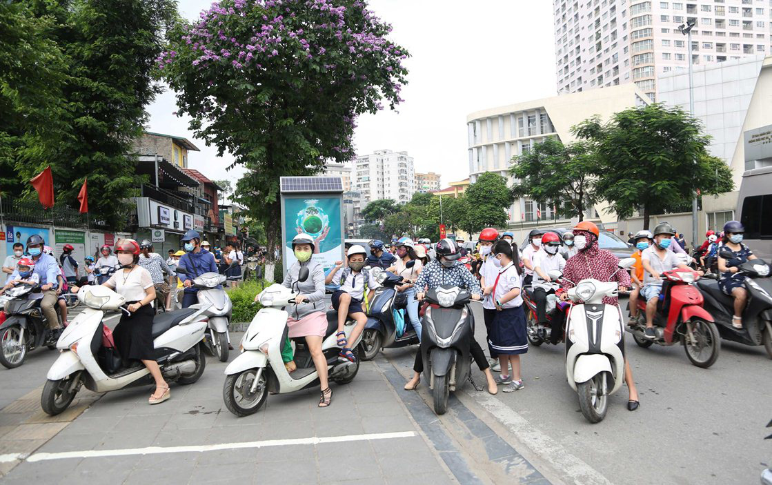 Học sinh tiểu học, mầm non háo hức trở lại trường sau 3 tháng nghỉ vì Covid-19 - Ảnh 2.