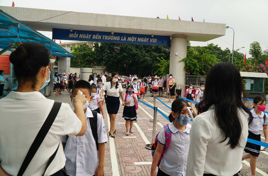 Học sinh tiểu học, mầm non háo hức trở lại trường sau 3 tháng nghỉ vì Covid-19 - Ảnh 14.