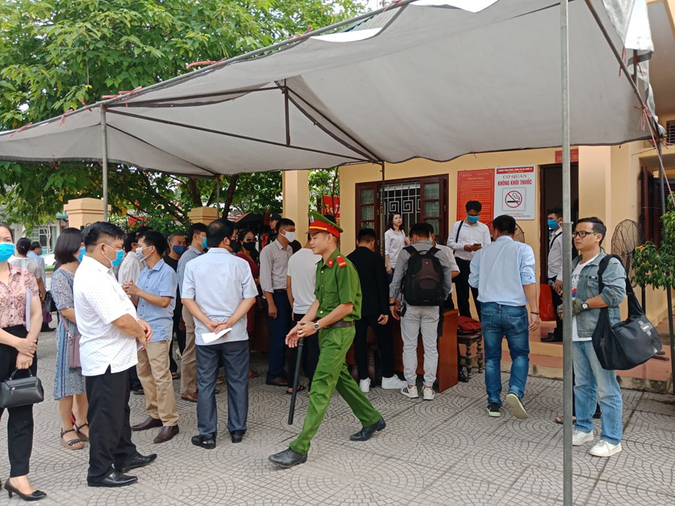 Nhiều nữ bị cáo bật khóc tại tòa trong vụ gian lận điểm thi THPT ở Hòa Bình - Ảnh 5.