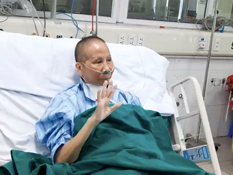 CLIP: Bác gái bệnh nhân 17 từng 3 lần ngừng tim nay đã vẫy tay chào mọi người