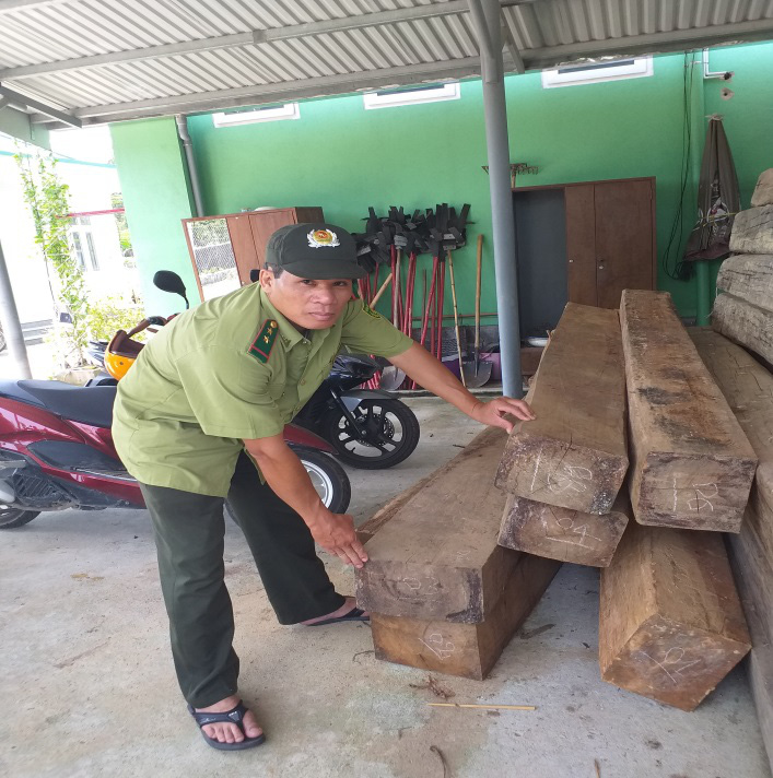 Hàng loạt xe ôtô 16 chỗ được độ chế để chở gỗ lậu