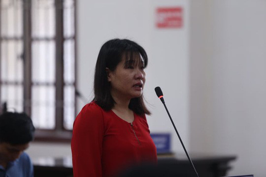 Nhiều nữ bị cáo bật khóc tại tòa trong vụ gian lận điểm thi THPT ở Hòa Bình